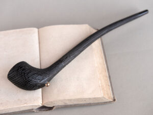 Aragorn fossil editon, a churchwarden pipe made of bog oak