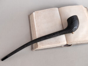 Aragorn fossil editon, a churchwarden pipe made of bog oak