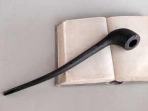 Aragorn fossil editon, a churchwarden pipe made of bog oak