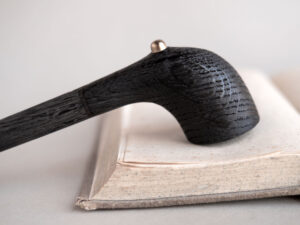 Aragorn fossil editon, a churchwarden pipe made of bog oak