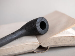 Aragorn fossil editon, a churchwarden pipe made of bog oak