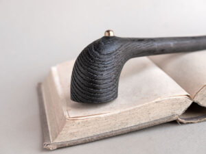 Aragorn fossil editon, a churchwarden pipe made of bog oak