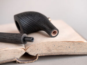 Aragorn fossil editon, a churchwarden pipe made of bog oak