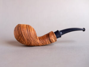 Tomato smoking pipe made of sandblasted olive wood. Handmade by Arcangelo Ambrosi