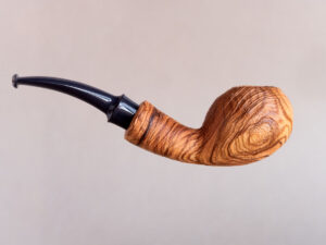 Tomato smoking pipe made of sandblasted olive wood. Handmade by Arcangelo Ambrosi