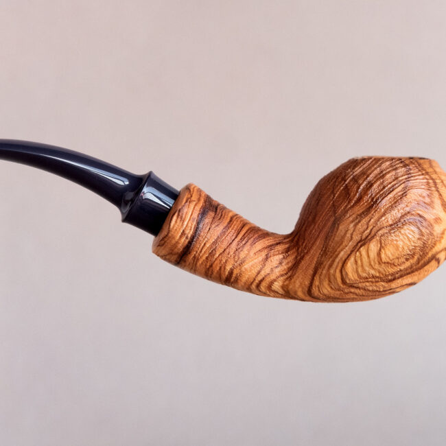 Tomato smoking pipe made of sandblasted olive wood. Handmade by Arcangelo Ambrosi