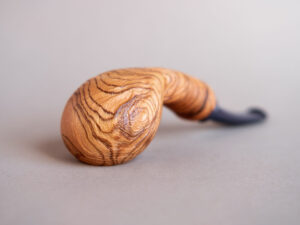 Tomato smoking pipe made of sandblasted olive wood. Handmade by Arcangelo Ambrosi