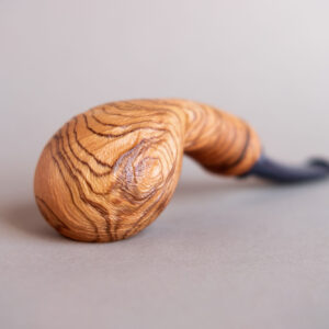 Tomato smoking pipe made of sandblasted olive wood. Handmade by Arcangelo Ambrosi