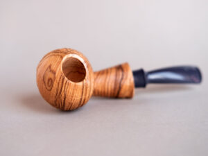 Tomato smoking pipe made of sandblasted olive wood. Handmade by Arcangelo Ambrosi