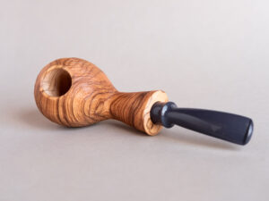 Tomato smoking pipe made of sandblasted olive wood. Handmade by Arcangelo Ambrosi