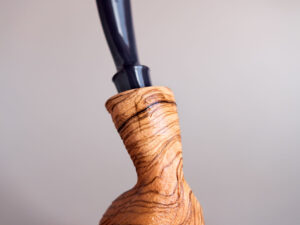 Tomato smoking pipe made of sandblasted olive wood. Handmade by Arcangelo Ambrosi