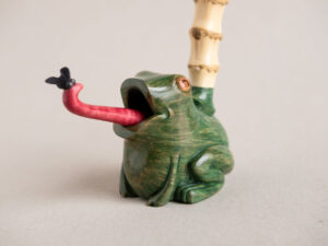 Frog pipe made of briar with bamboo shank and ebonite stem