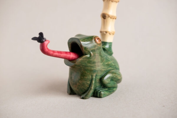 Frog pipe made of briar with bamboo shank and ebonite stem