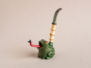 Frog pipe made of briar with bamboo shank and ebonite stem