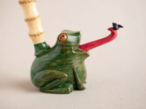 Frog pipe made of briar with bamboo shank and ebonite stem